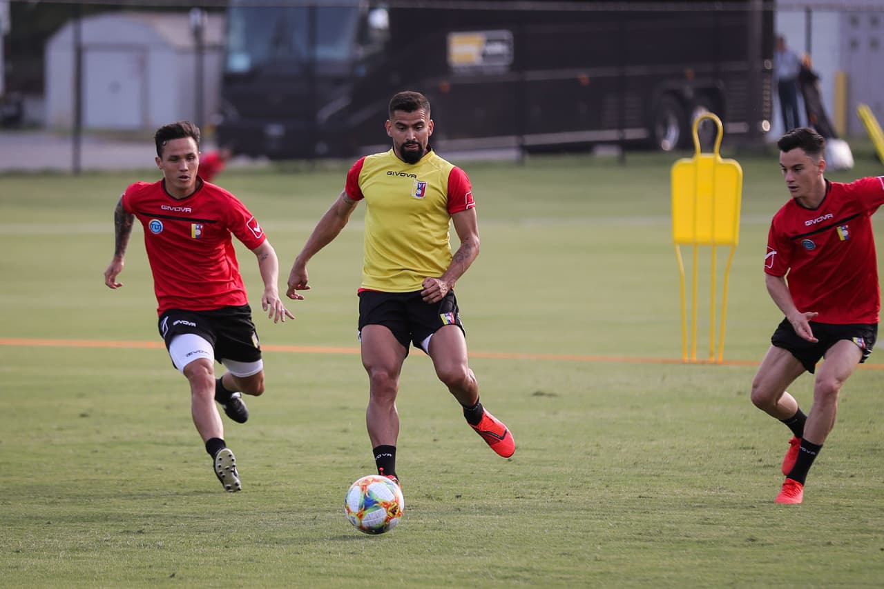 La Selección de Venezuela cerró su preparación de cara al duelo que sostendrá este miércoles en Mercedes-Benz Stadium en Atlanta ante México, en choque que le sirve de preparación a ambas selecciones para la Copa América y Copa Oro respectivamente. La 'Vinotinto' acude a este cotejo con sus grandes figuras como Salomón Rondón, Josef Martínez, Roberto Rosales y Tomás Rincón, bajo la guía del técnico Rafael Dudamel.