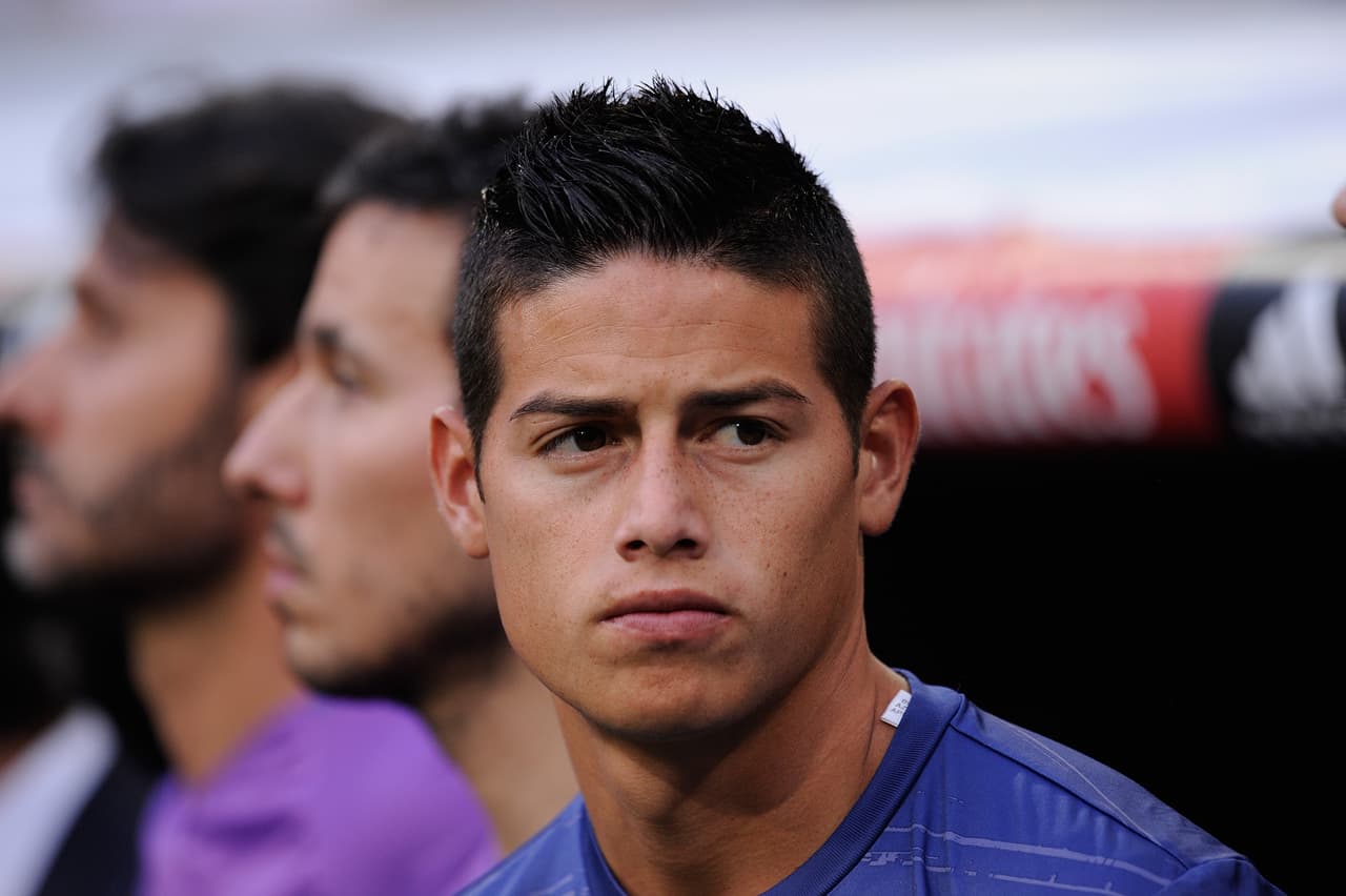 La molestia de James Rodríguez al ser relegado se hizo cada vez más evidente con sus gestos fuera de la cancha. Se le vieron actitudes que hicieron pensar que saldría del equipo en el mercado de verano de 2016.