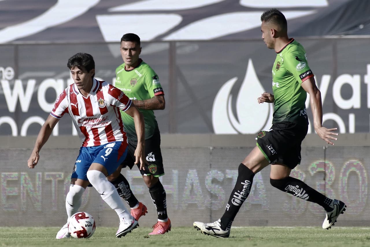 Con goles de José Macías y Jesús Angulo, las Chivas consiguen unos valiosos tres puntos en la frontera.
