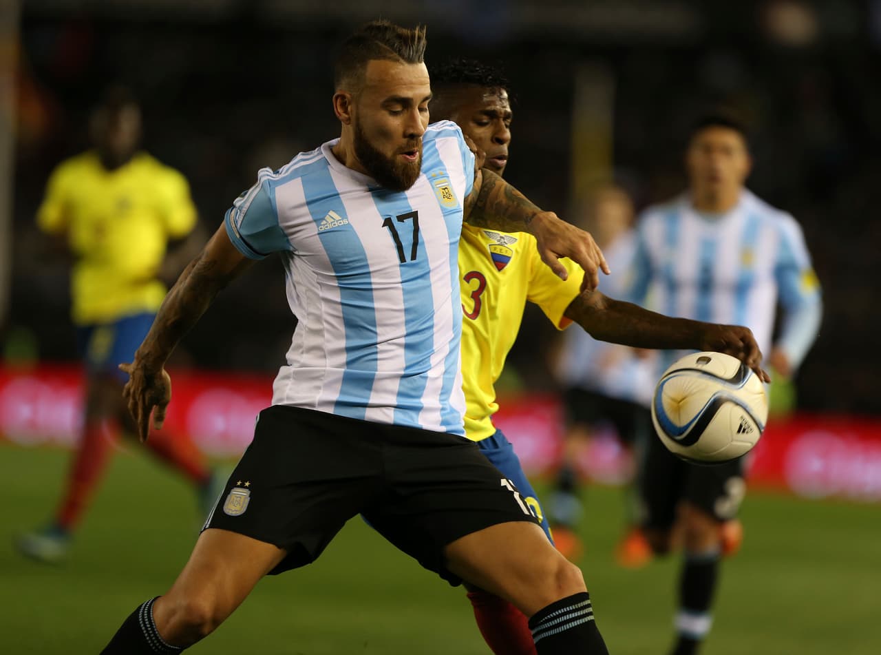 Gerardo Martino no ha podido definir todavía su zaga titular pues aunque tiene como recurrentes a Nicolás Otamendi y Ezequiel Garay en la central, también echa mano de Demichelis, Funes Mori y rota las bandas entre Roncaglia, Más, Rojo y Zabaleta.