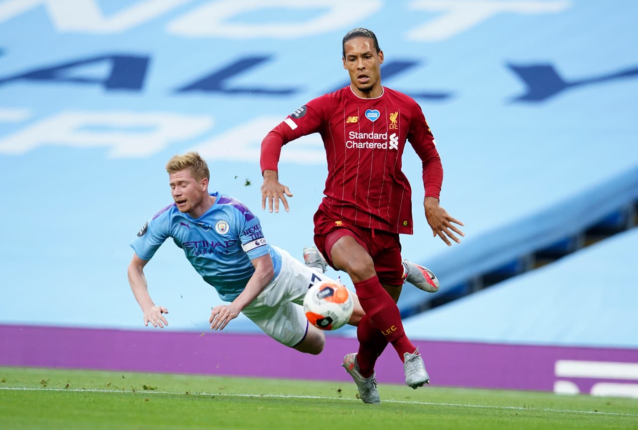 Kevin De Bruyne se mete al área y trata de ganarle con el cuerpo a Virgil van Dijk, perlo mediocanpista belga no tiene la corpulencia del holandés y termina cayendo al césped.