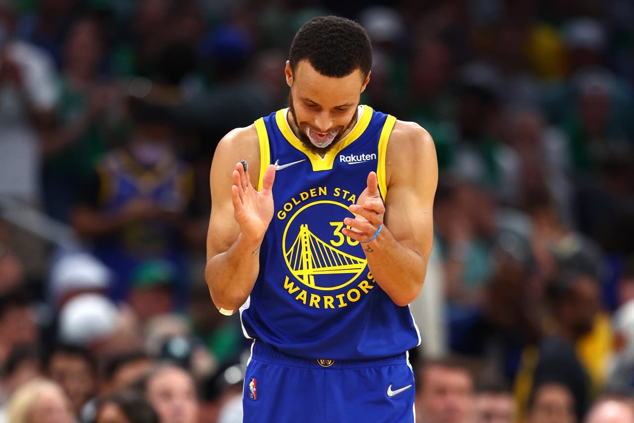 Los Golden State Warriors, encabezados por Steph Curry, apabullaron a los Boston Celtics en el Juego 6 de las Finales de NBA para conseguir el séptimo anillo en la historia de la franquicia y el cuarto en la era Steve Kerr.