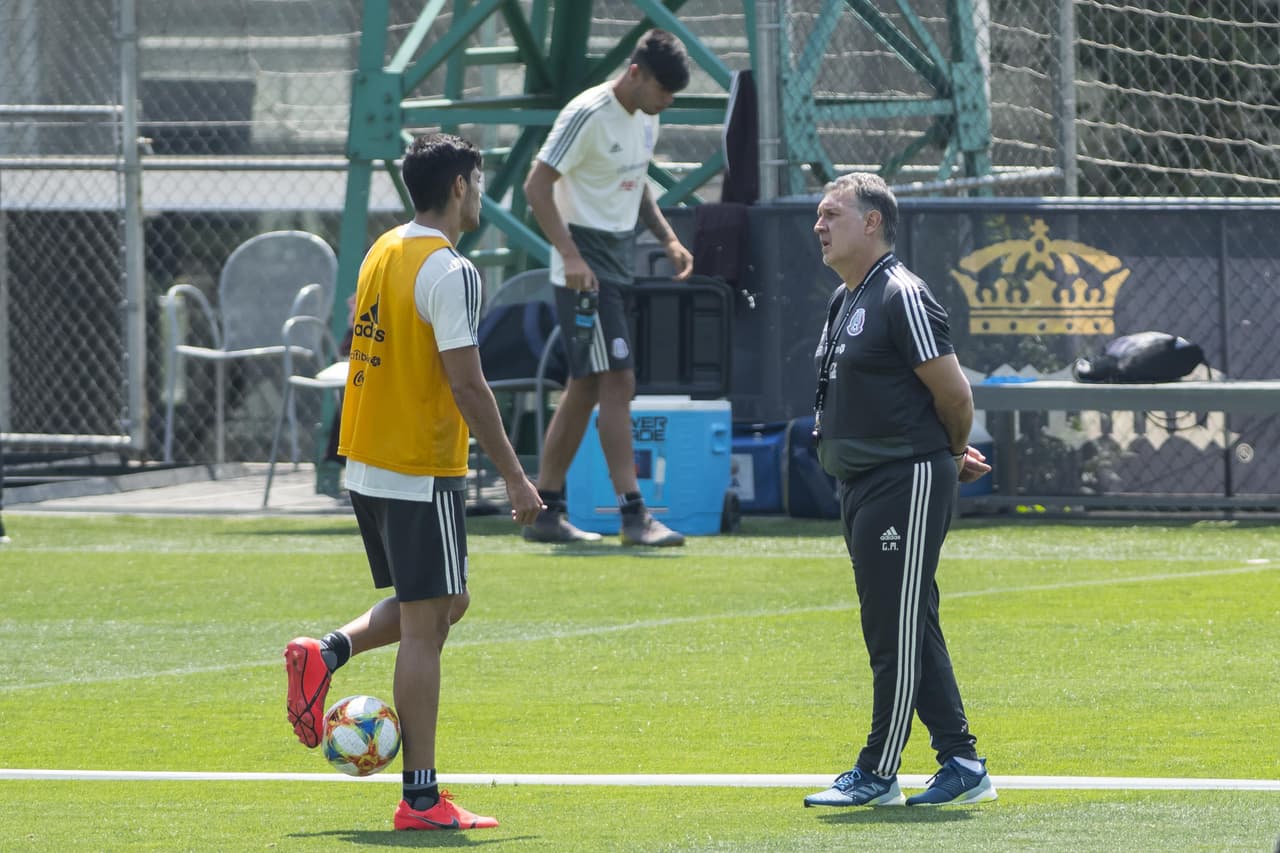 El argentino Gerardo Martino, técnico de la
<b>Selección Mexicana</b>, realiza ajustes con los
<a href="https://www.univision.com/deportes/futbol/mexico/los-rostros-de-gerardo-tata-martino-en-la-rueda-de-prensa-de-cara-a-la-copa-oro-fotos" target="_blank">jugadores de su convocatoria</a> para la
<b>Copa Oro</b>, su primer reto en un torneo oficial con el 'Tri'.