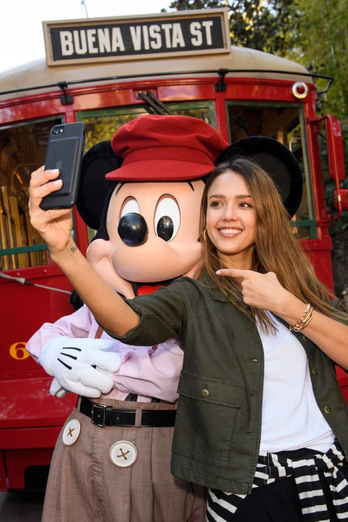 Micky Mouse concediendo una selfie a la talentosa Jessica Alba.