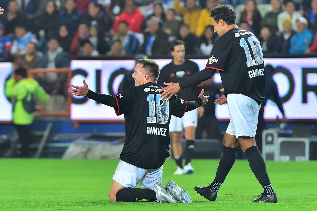 Emoción, goles, amigos, exfutbolistas, jugadores en activo y lágrimas, así se desarrolló la despedida del argentino nacionalizado mexicano.