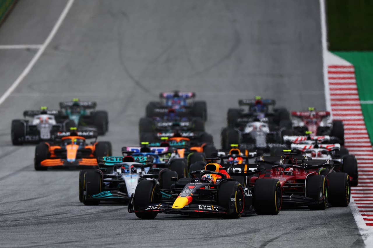 Charles Leclerc conquistó el GP de Austria por delante de Max Verstappen y Lewis Hamilton, en una carrera donde el mexicano Checo Pérez abandonó varias vueltas después de un roce que tuvo con George Russel, quien fue sancionado, y en la que Carlos Sainz también abandonó por una falla en el motor.