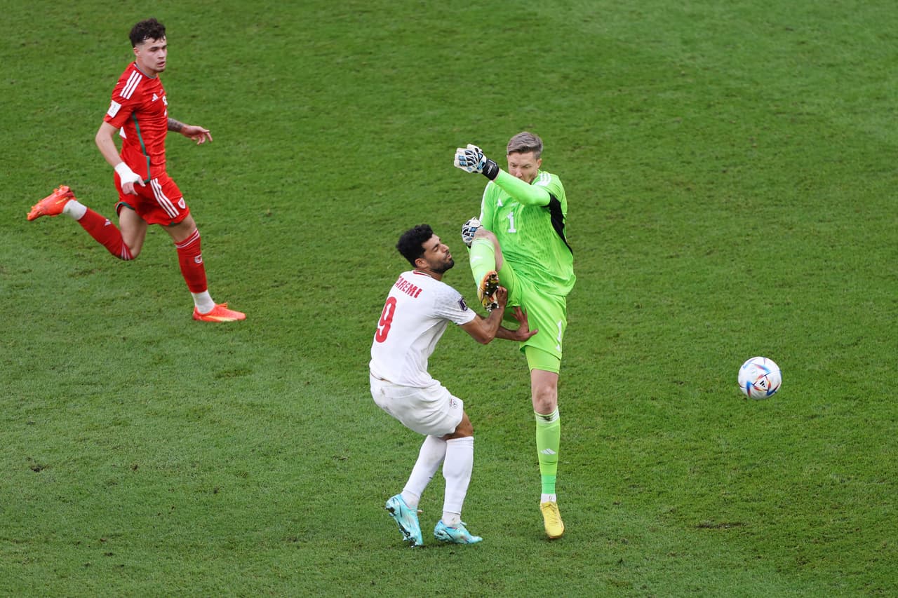 Wayne Hennessey propinó una dura entrada sobre Taremi y se fue expulsado.
