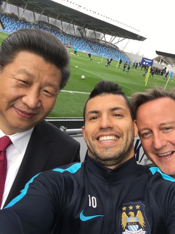 Sergio 'Kun' Agüero con Presidente Xi Jinping y el primer ministroDavid Cameron.