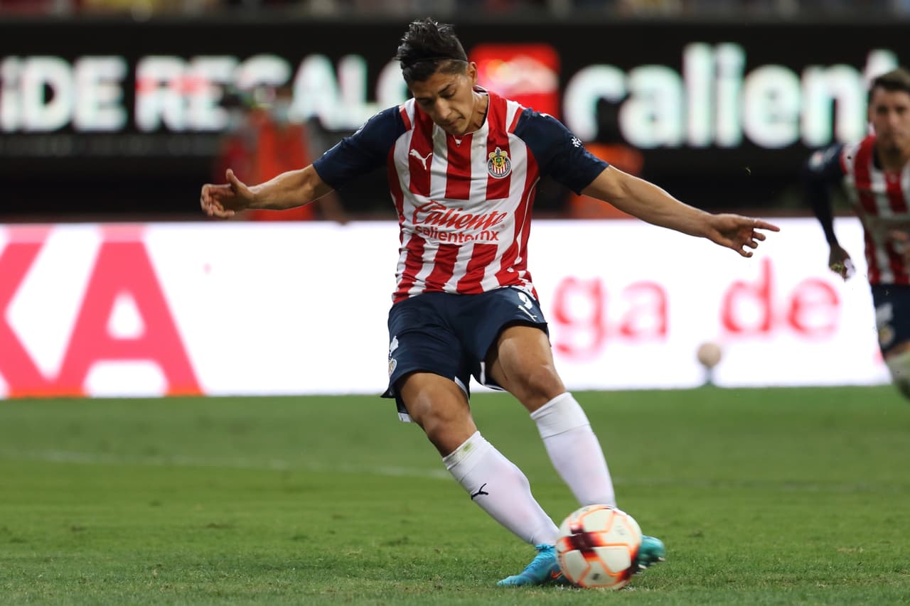Chivas comenzó ganando con gol de Ángel Zaldíver, pero Rayados reaccionó y con goles de Gallardo, Vegas y un ‘osote’ de Miguel Jiménez terminó por vencer y hundir a un Guadalajara que podría quedarse sin DT.