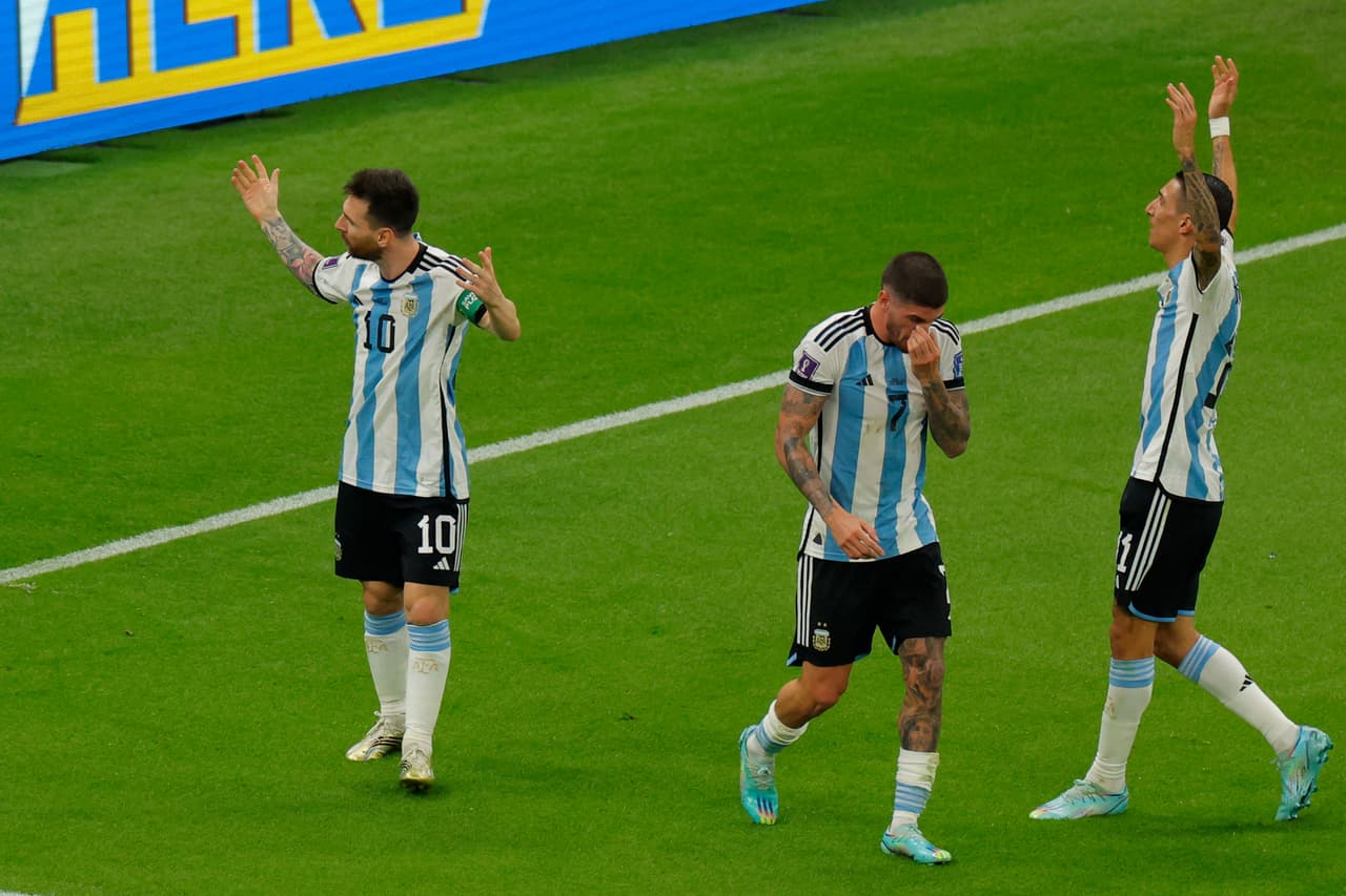 La Selección de Argentina sacó los tres puntos tres vencer a México por dos goles contra cero con las anotaciones de Messi y Fernández en el segundo tiempo con lo que se coloca en el segundo lugar del Grupo C y México cae al sótano.