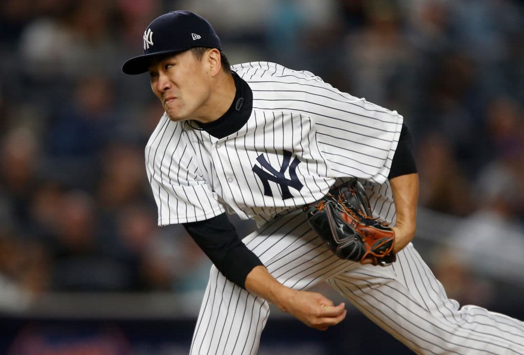 Por los de casa abrió el japonés Masahiro Tanaka, quien se mantuvo en la lomita por espacio de 4.0 innings, permitió cinco carreras, ocho hits, ponchó a tres y no dio boletos. Se fue sin decisión.