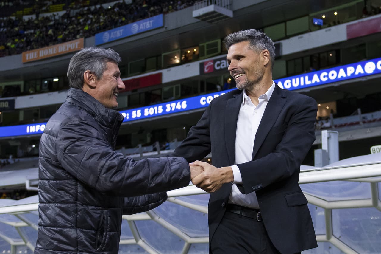 Así se saludaron los entrenadores previo al encuentro.