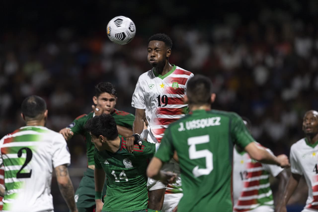 La Selección Mexciana sufrió por algunas momentos en el triunfo de 2-0 como visitante ante Surinam en el juego debut de Diego Cocca como nuevo director técnico.