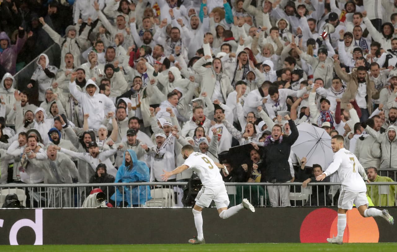 Karim Benzema enloquece a la multitud después de realizar un impecable remate ante la portería del PSG.