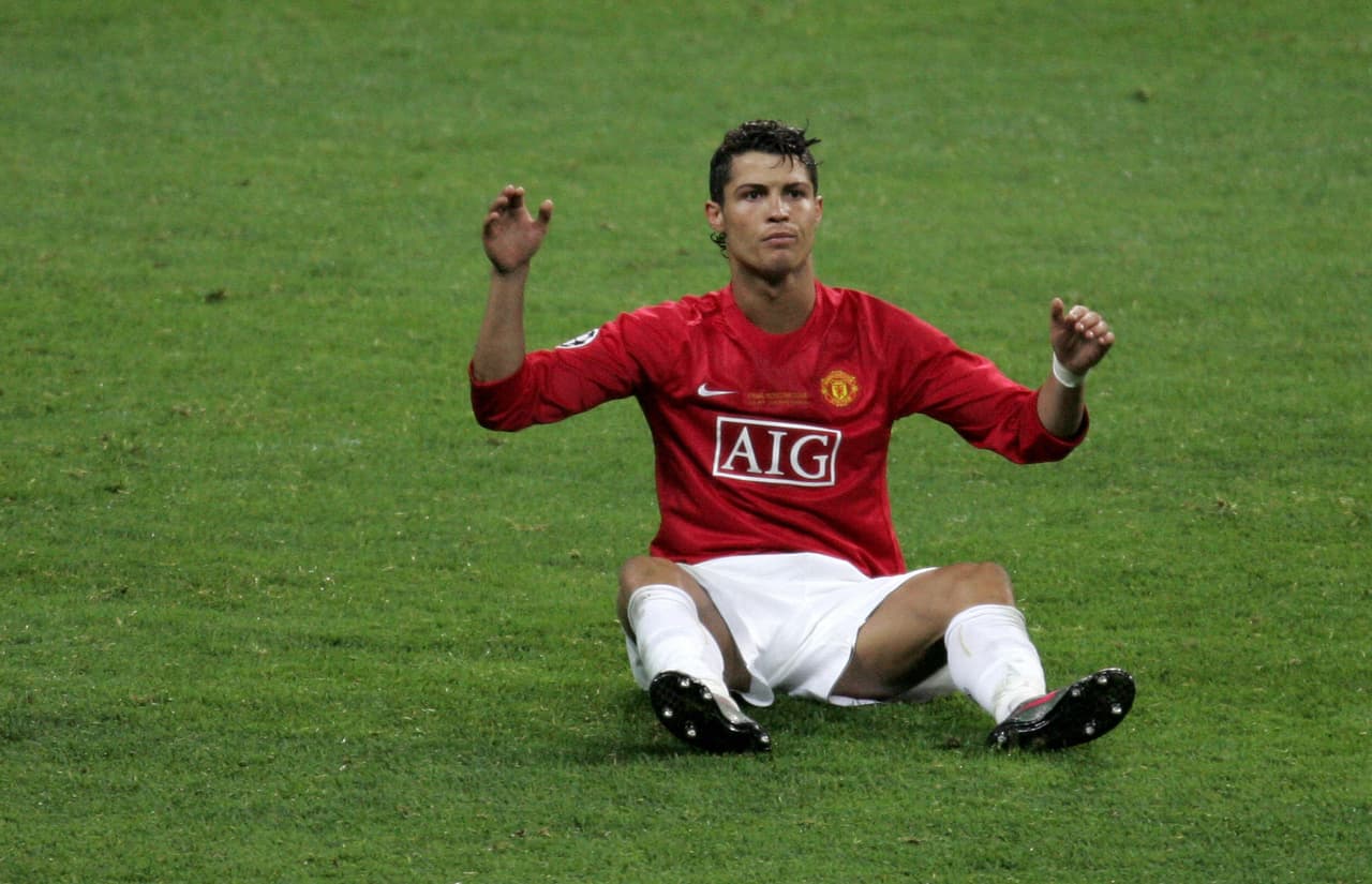 Recién llegado a Manchester United, Cristiano Ronaldo tuvo su primer dolor de cabeza luego de un choque automovilístico en Inglaterra.