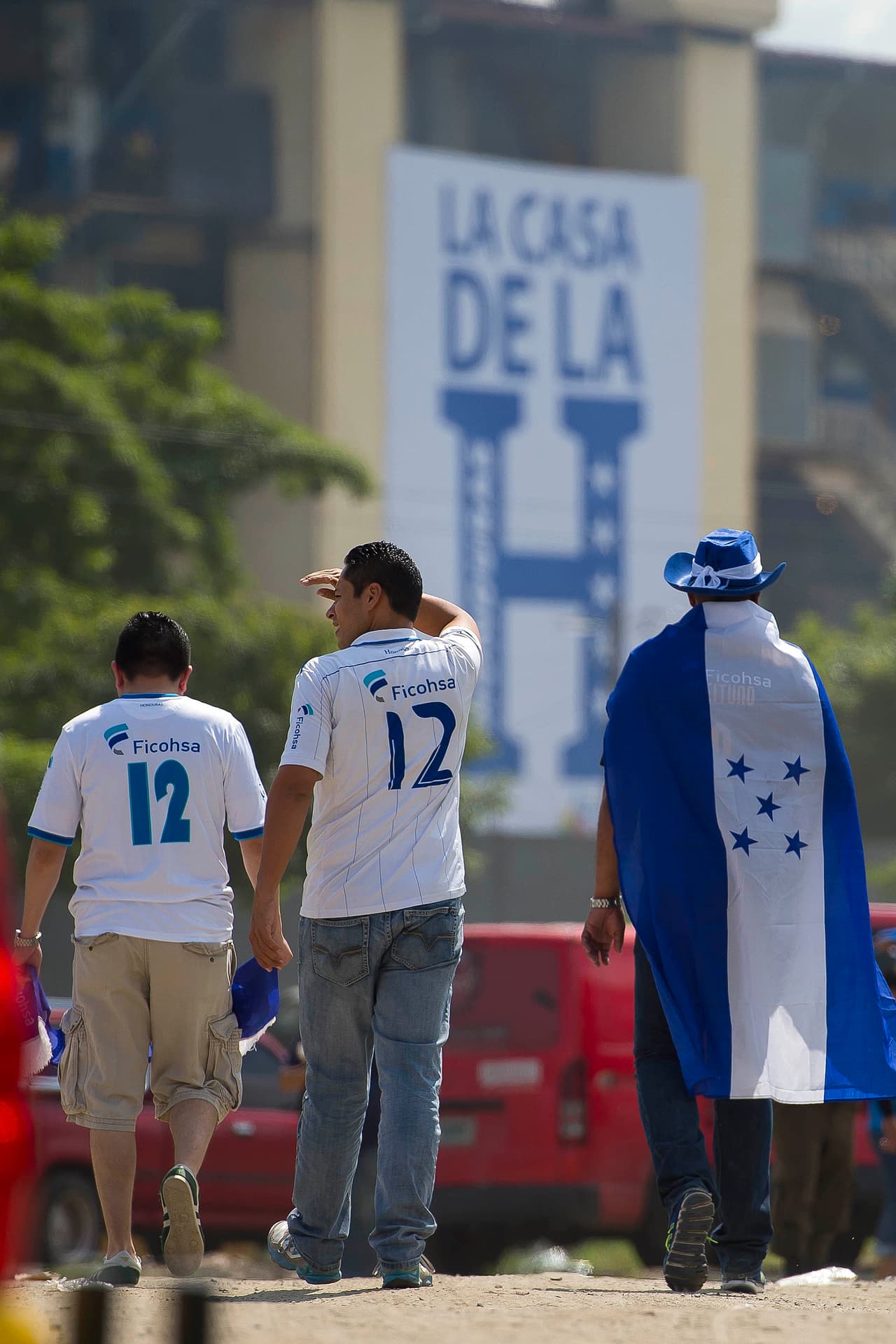 El ambiente en el Estadio Olímpico de San Pedro Sula es inmejorable en apoyo a la Bicolor en su juego contra el 'Tri'.