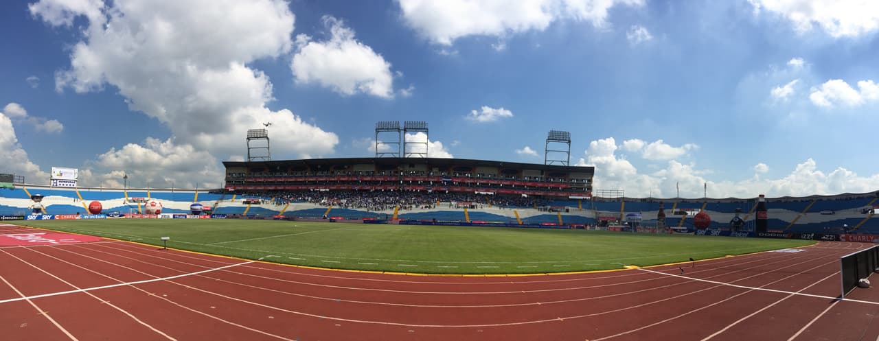 El ambiente en el Estadio Olímpico de San Pedro Sula es inmejorable en apoyo a la Bicolor en su juego contra el 'Tri'.
