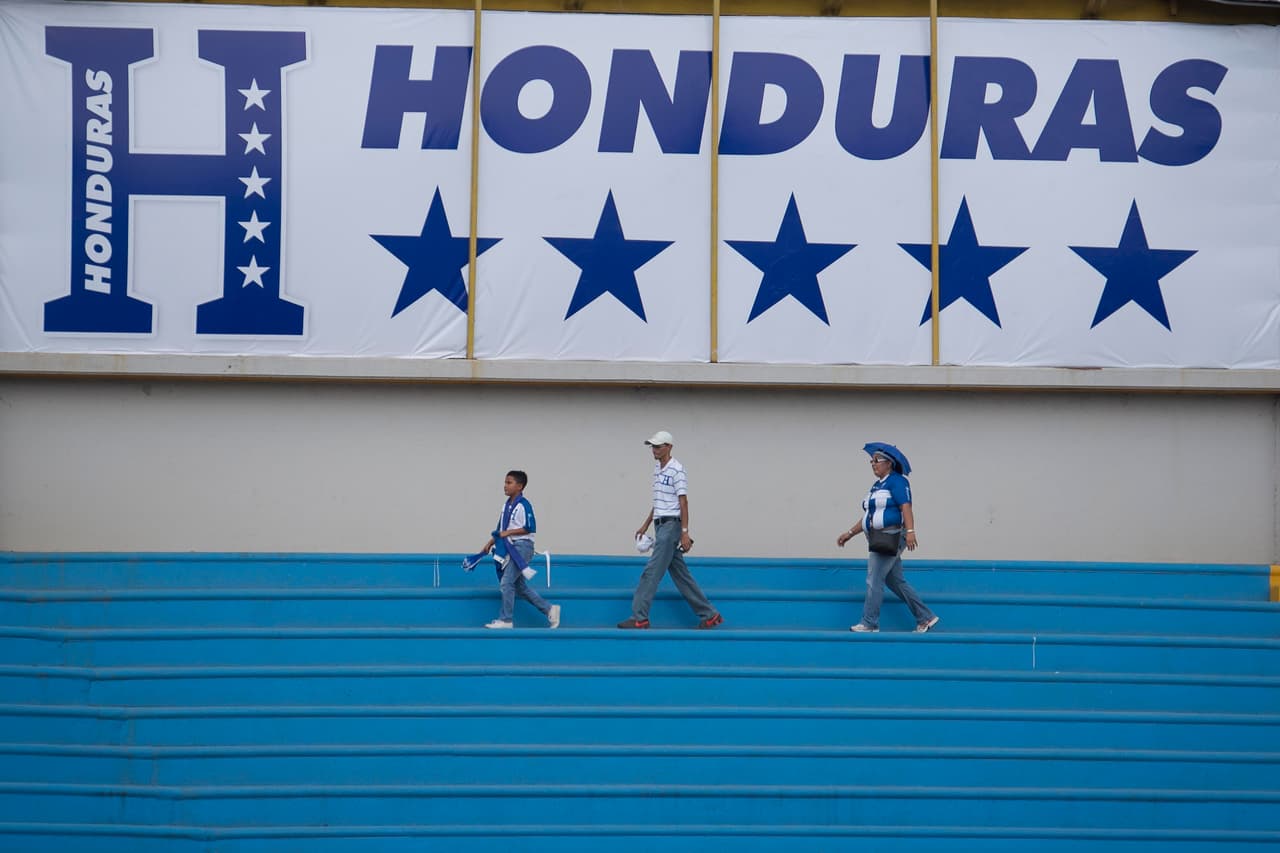 El ambiente en el Estadio Olímpico de San Pedro Sula es inmejorable en apoyo a la Bicolor en su juego contra el 'Tri'.