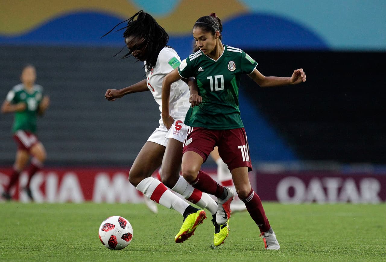 Las mexicanas intentaron desde los primeros minutos acaparar la posesión del esférico aunque, dadas las características físicas de las canadienses, no fue cosa fácil.