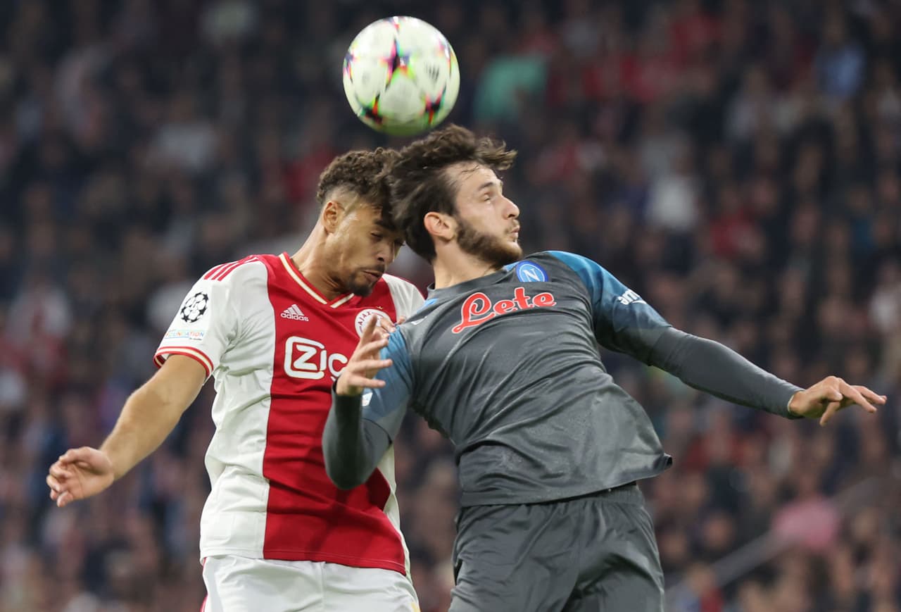 Napoli aplastó al Ajax a domicilio y lleva paso perfecto en la Champions League.