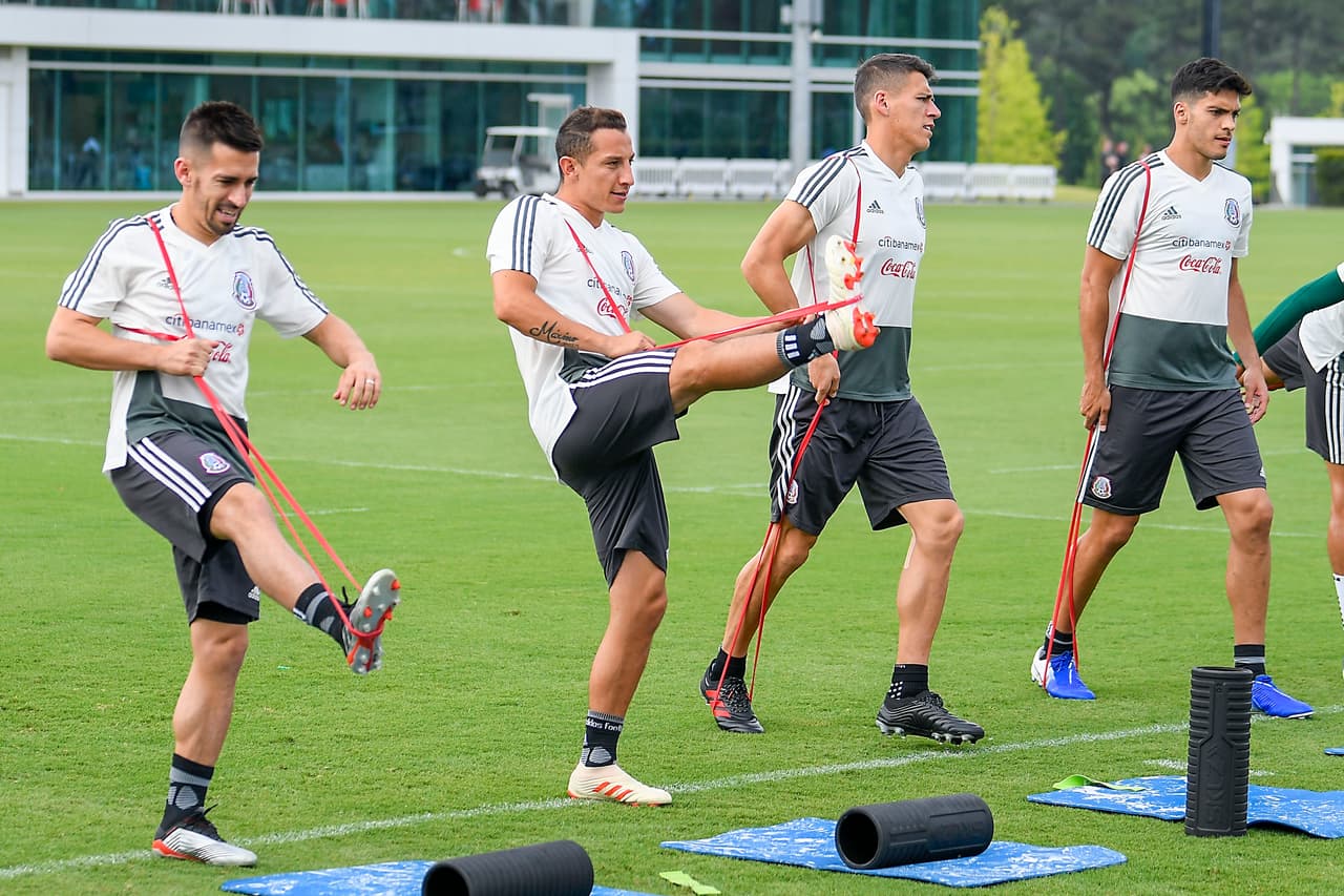 Una práctica de una hora y media tuvo la Selección Mexicana que inició este domingo su preparación rumbo a la Copa Oro.