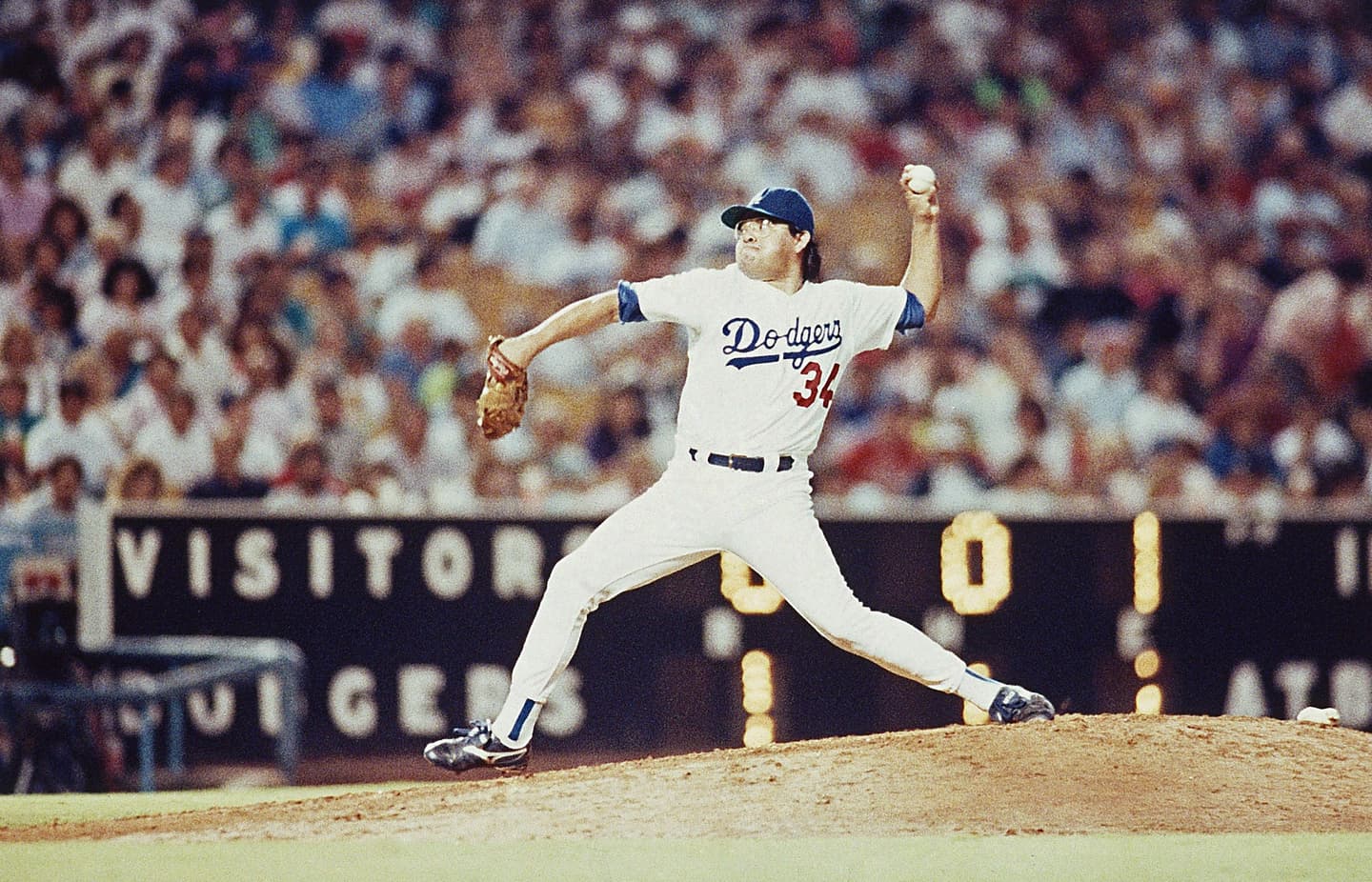 El mexicano Julio Urías sigue el camino que hace 40 años le indicó Fernando  Valenzuela - El Emergente