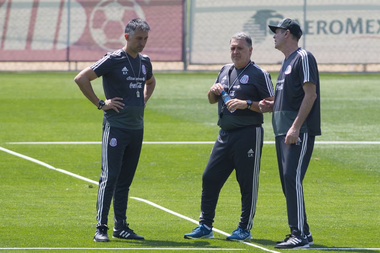 El argentino Gerardo Martino, técnico de la
<b>Selección Mexicana</b>, realiza ajustes con los
<a href="https://www.univision.com/deportes/futbol/mexico/los-rostros-de-gerardo-tata-martino-en-la-rueda-de-prensa-de-cara-a-la-copa-oro-fotos" target="_blank">jugadores de su convocatoria</a> para la
<b>Copa Oro</b>, su primer reto en un torneo oficial con el 'Tri'.