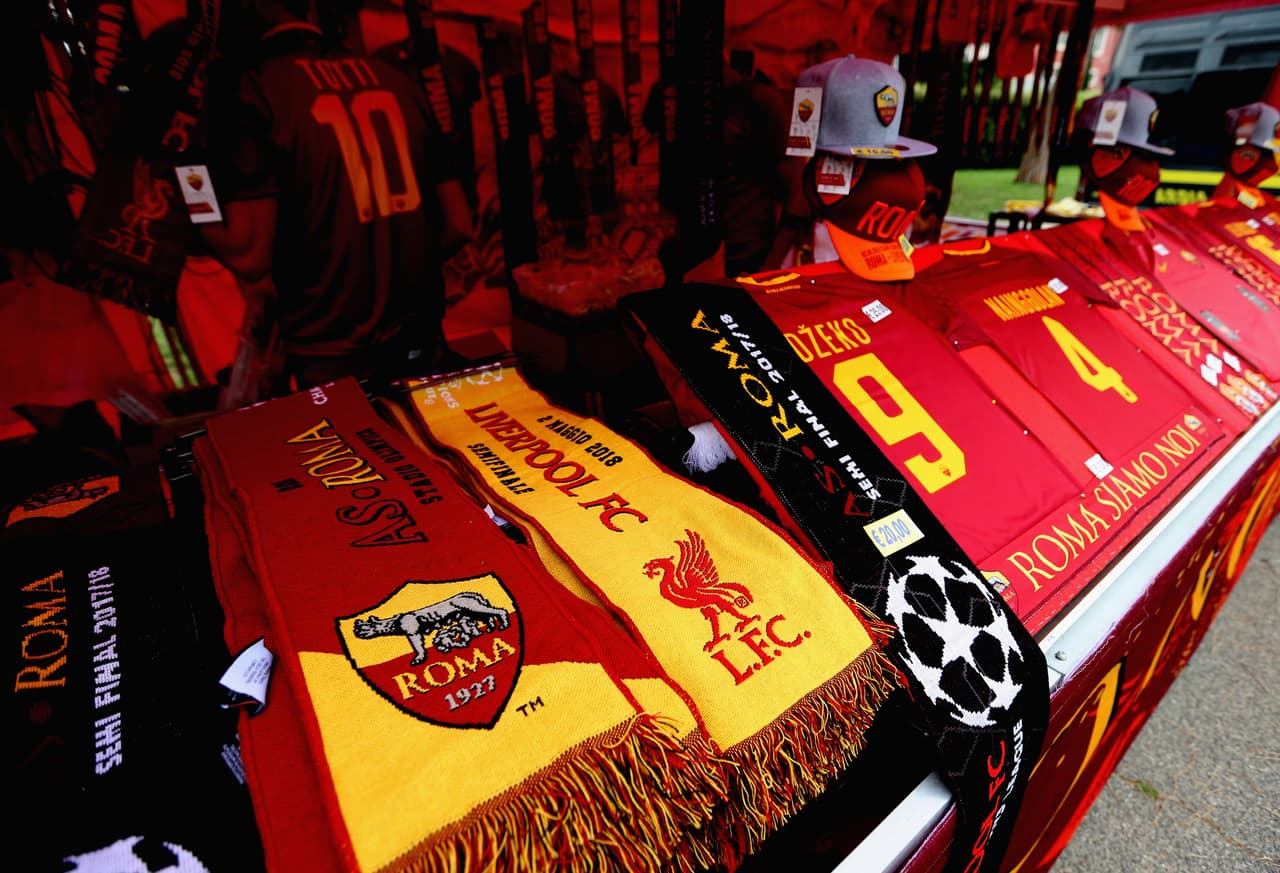 Los aficionados del Liverpool se tomaron las calles de Roma y montaron una gran fiesta en la previa del partido de Champions League entre su equipo y la Loba. Familiares, amigos, recién conocidos, todos se unieron para teñir de rojo la capital italiana.