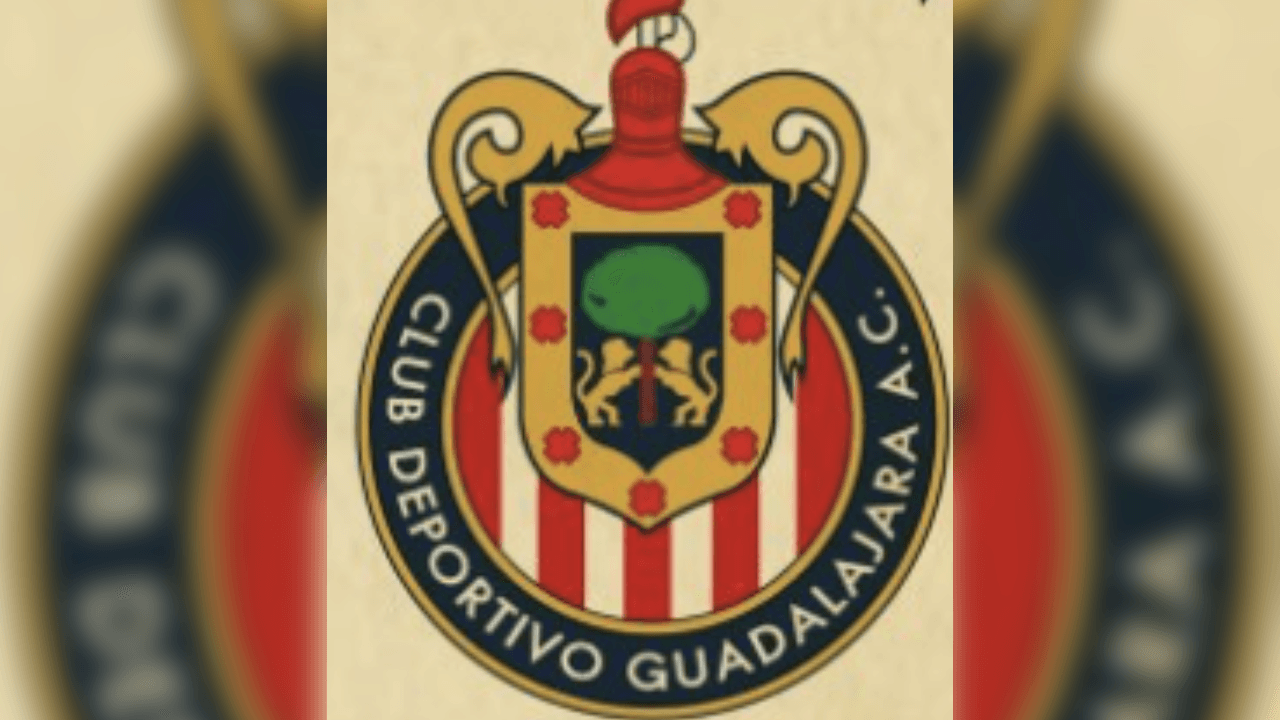 <b>Escudo Chivas</b>
<br>El contorno del escudo pasó de ser blanco a dorado y el escudo de la ciudad de Guadalaja se mejoró encuando al grosor.