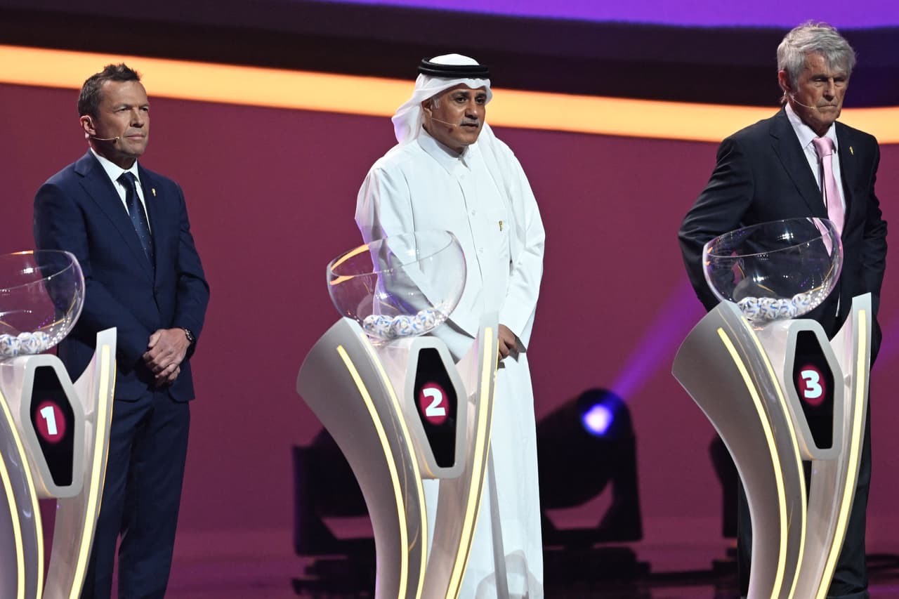 Lothar Matthaus, Adel Ahmed MalAllah, y el serbio Bora Milutinovic aparecían en el escenario para realizar el sorteo.