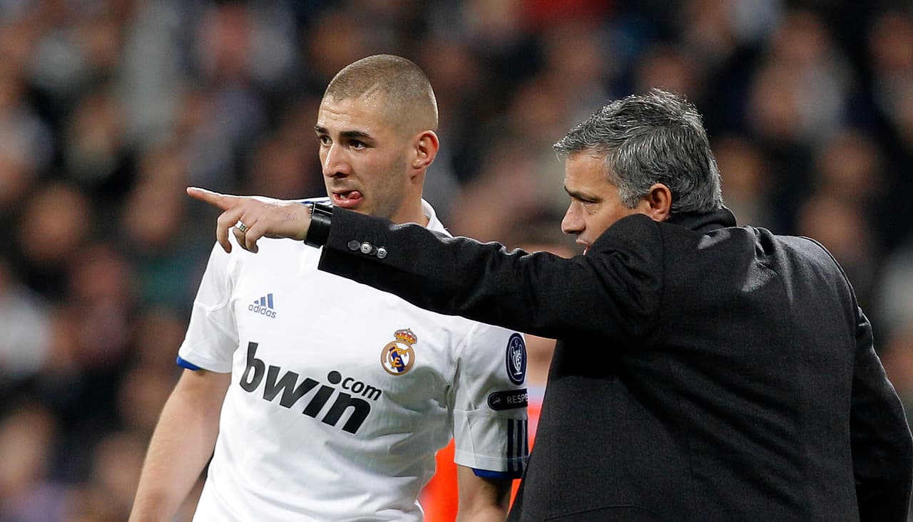 El comienzo de Karim Benzema con Real Madrid tuvo algunos tropiezos y José Mourinho cargó con la responsabilidad de llevar por buen rumbo al goleador francés, cuyo talento estuvo cuestionado por los más críticos.