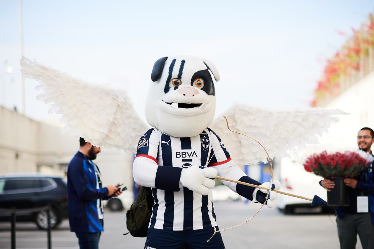 La mascota de los Rayados.