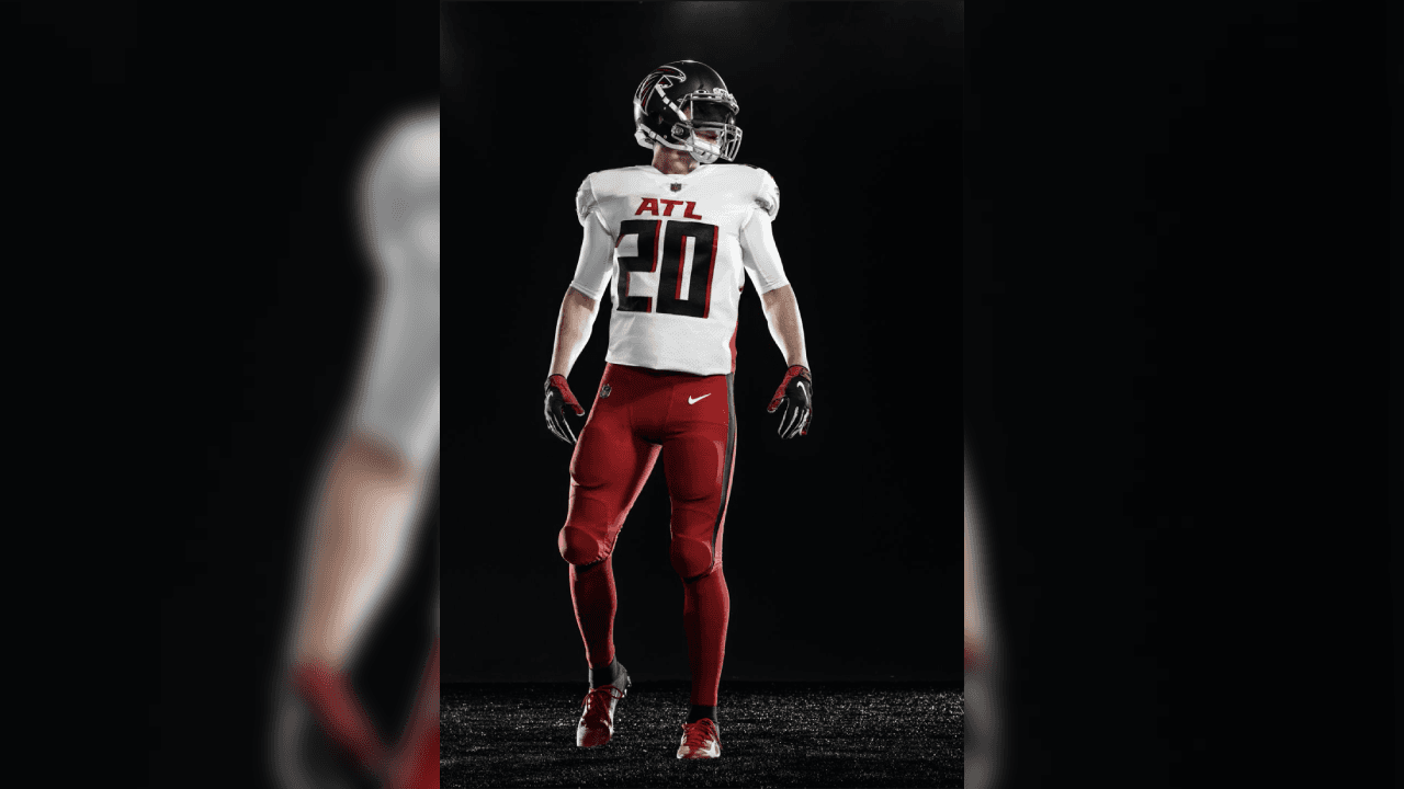¡Los Falcons presentan su nueva indumentaria! Con una gran variación en sus uniformes donde se eliminaron líneas en los hombros ahora predominan las tonalidades a un solo color. Así se prepara el equipo de Matt Ryan en la búsqueda de instalarse en otro Super Bowl.
