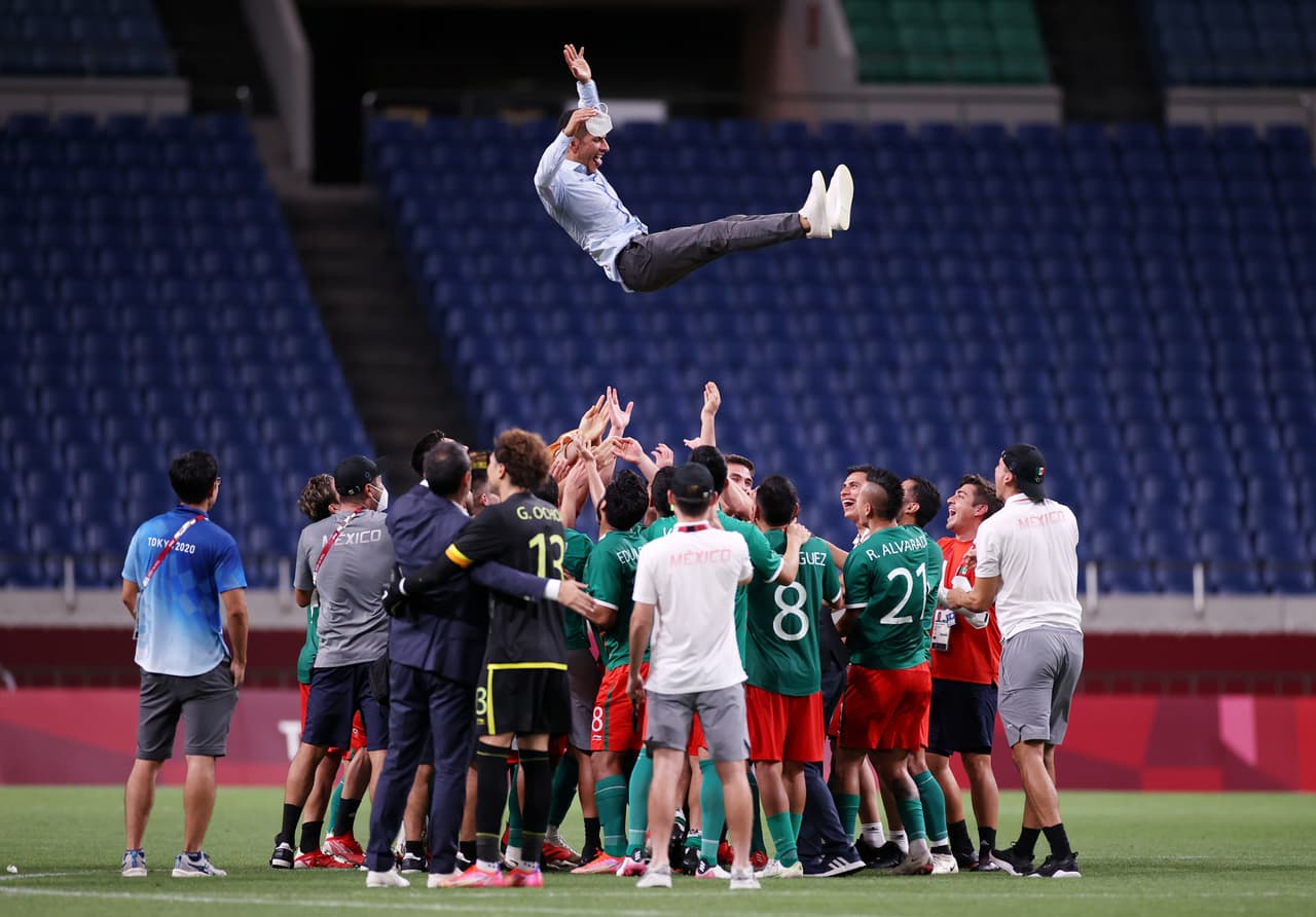 El Tri olímpico se subió al podio de Tokyo 2020 luego de vencer con claridad a Japón en el duelo por la medalla de Bronce y gracias a los goles de Sebastián Córdova, Johan Vázquez y Alexis Vega.