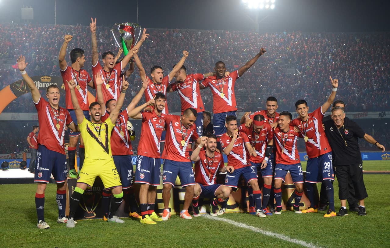 Los Tiburones Rojos del Veracruz apalearon al Necaxa 4-1 para arrancar la fiesta en El Puerto Jarocho.