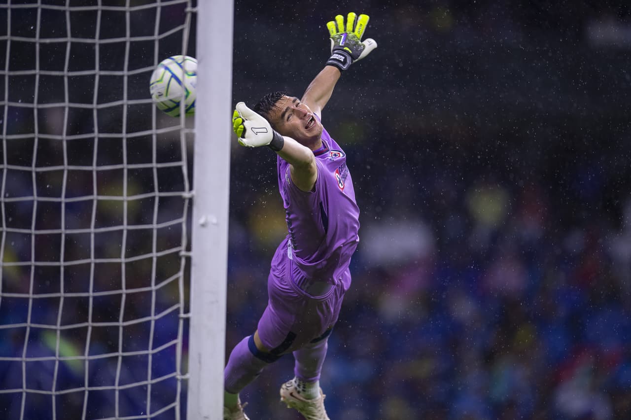Las Águilas del 'Tano' Ortíz se dieron un festín en la cancha del Estadio Azteca luego de golear 7-0, con siete anotadores diferentes, a un Cruz Azul que está muy cerca del abismo y con un DT que tiene las horas contadas.