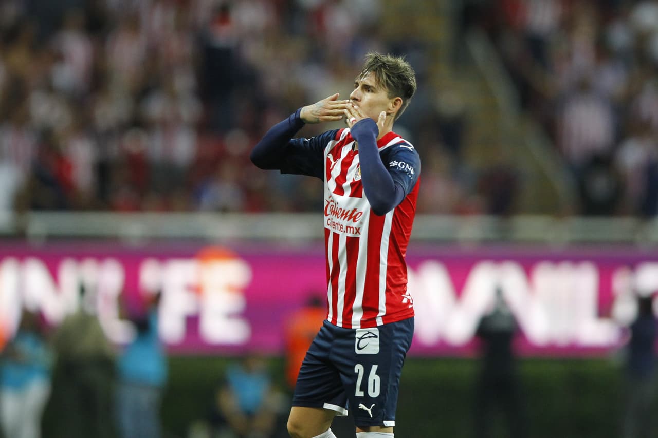 Chivas tardó 15 minutos en anotar el gol del descuento vía 'Chicote' Calderón, quien definió de media vuelta en un tiro de esquina para darle vida al Rebaño.
