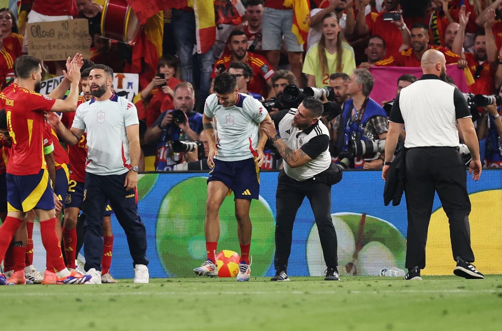 Morata tranquiliza a todos y dice que solo sufrió un golpe