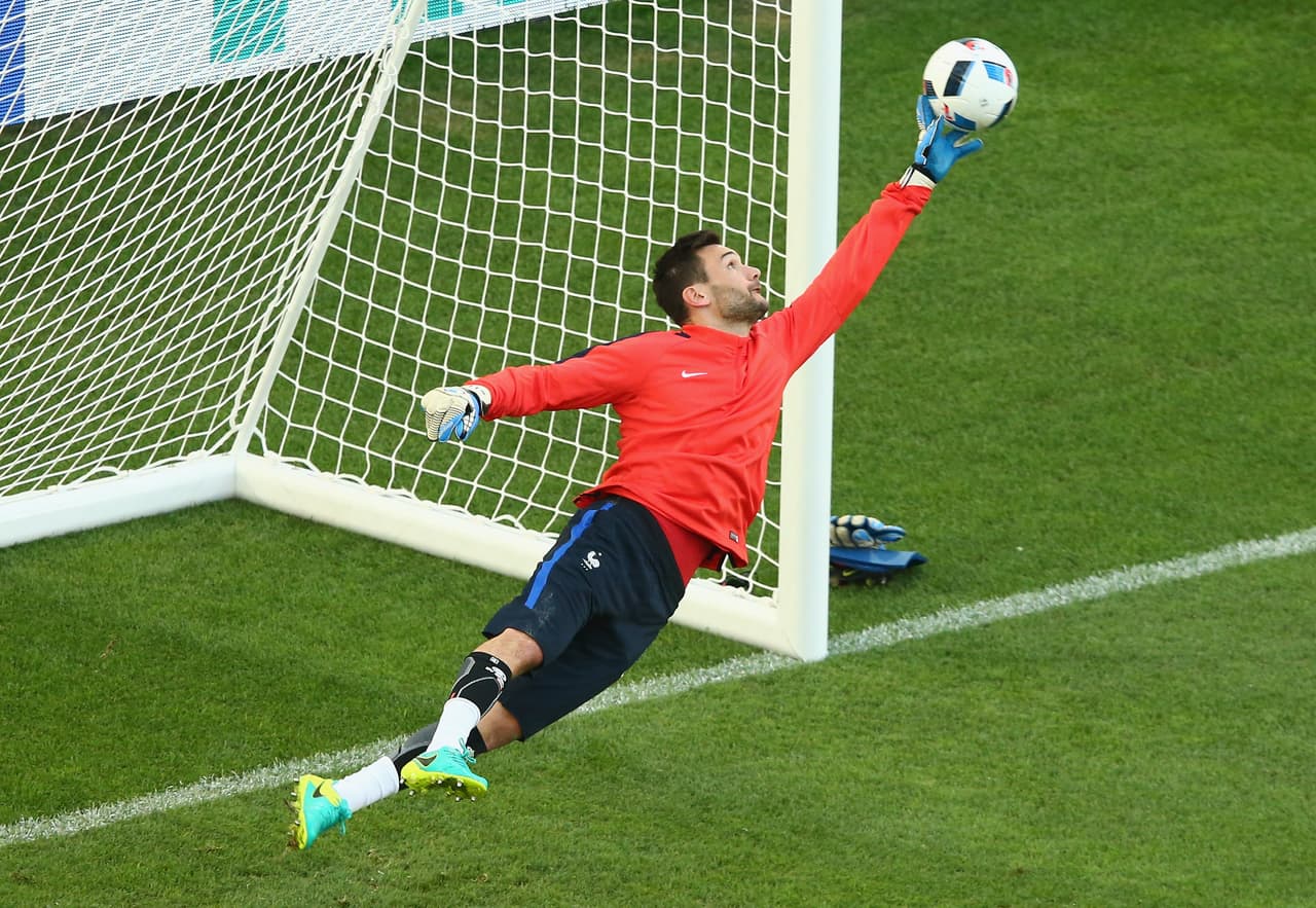 Hugo Lloris: Es el arquero del Tottenham y de la Selección Francesa de fútbol.