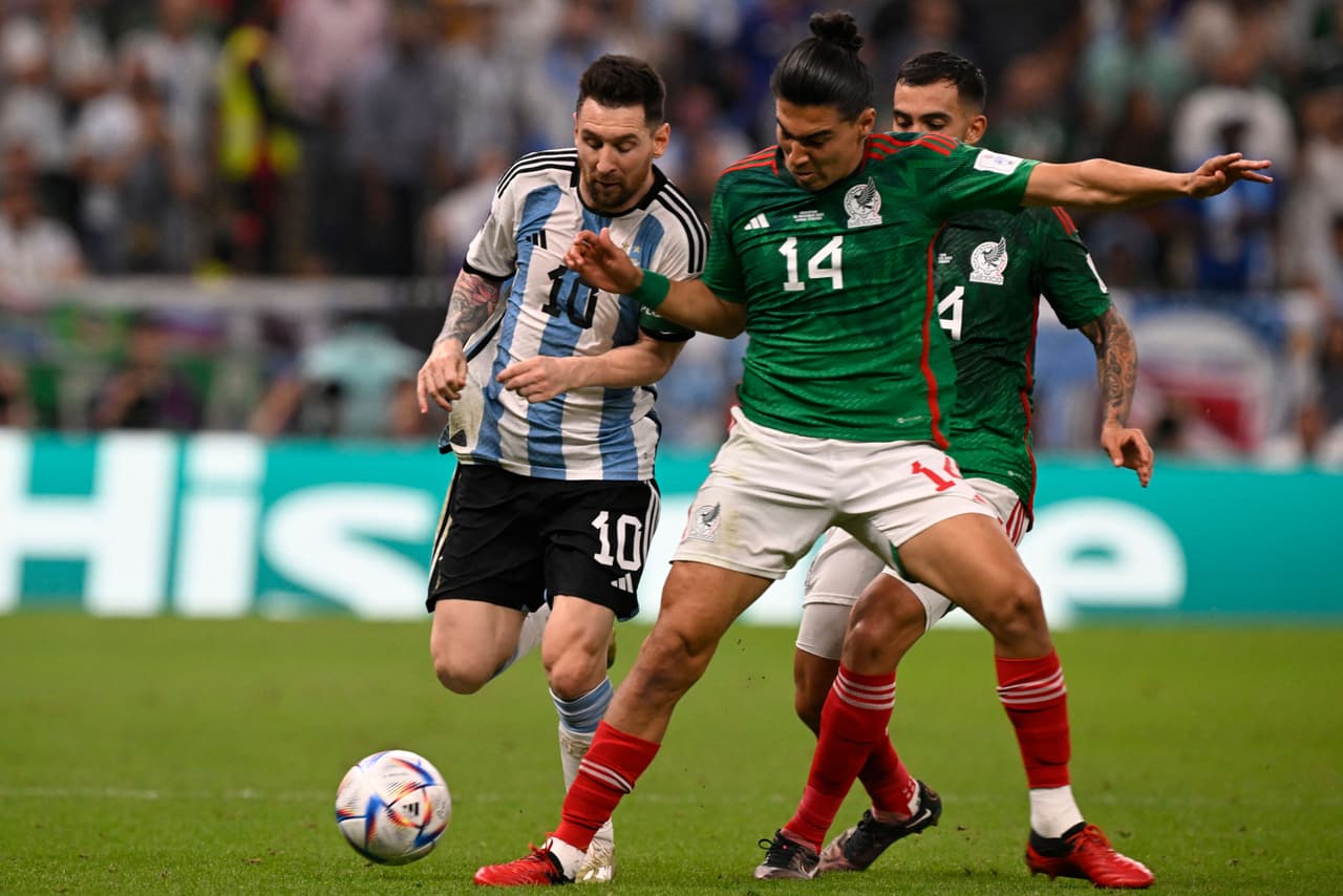 La Selección de Argentina sacó los tres puntos tres vencer a México por dos goles contra cero con las anotaciones de Messi y Fernández en el segundo tiempo con lo que se coloca en el segundo lugar del Grupo C y México cae al sótano.