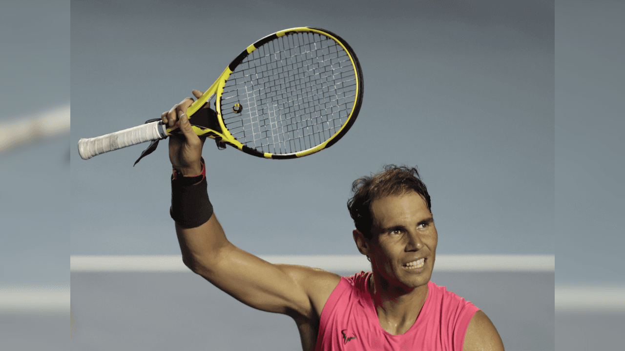 <b>Esta es la realidad</b>
<br>- Nadal, cuando se quita la diadema, así luce.
<br>- Es evidente que tener 34 años, una agitada vida deportiva y, a veces, tener mucho cabello varios años trae repercusiones como quedarte con poca greña o incluso calvo o pelón a muy corta edad.
<br>- Sea como sea, Rafa Nadal seguirá gozando de su cabello, deleitando al público, ganando títulos y trascendiendo en la historia del deporte blanco.
<br>- En fin... ¡Celébralo, Rafa!
