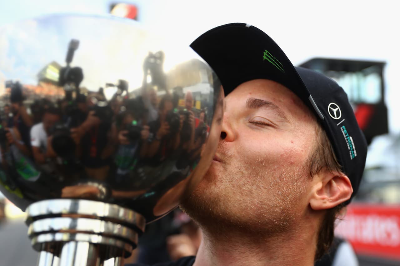 Rosberg festejó su victoria, un auténtico zarpazo al Mundial -33 puntos de ventaja con cuatro carreras por delante, 100 como máximo para el ganador- y una más en un circuito en el que no había logrado triunfos aún (como ya ocurrió en Spa Francorchamps y Marina Bay).