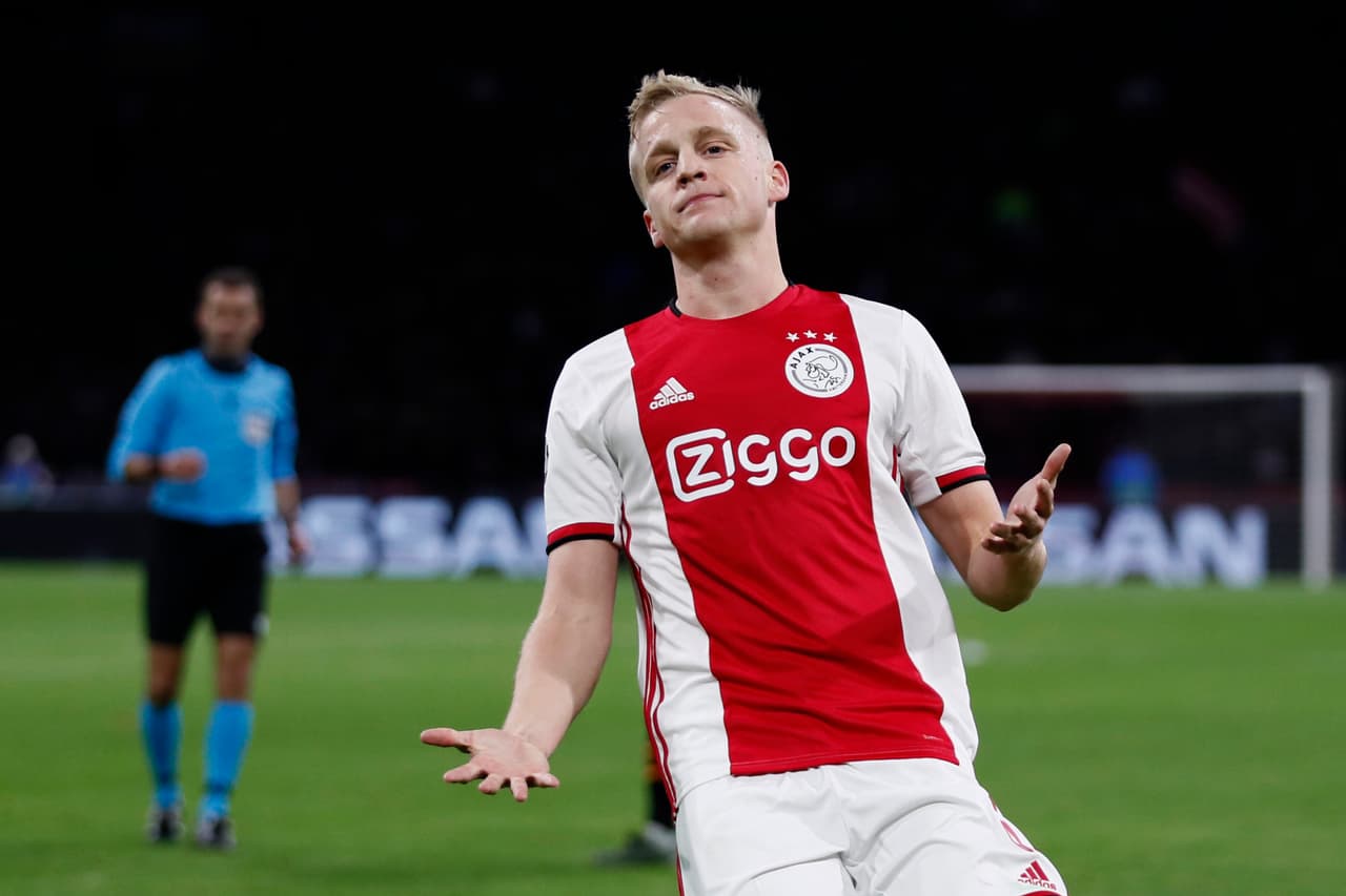 <b>Donny van de Beek</b>
<br>Se escuchan rumores sobre sus movimientos, ya sea al Real Madrid o al Manchester United, sin embargo, las finanzas debido al coronavirus se han visto dañadas y no tiene nada seguro.