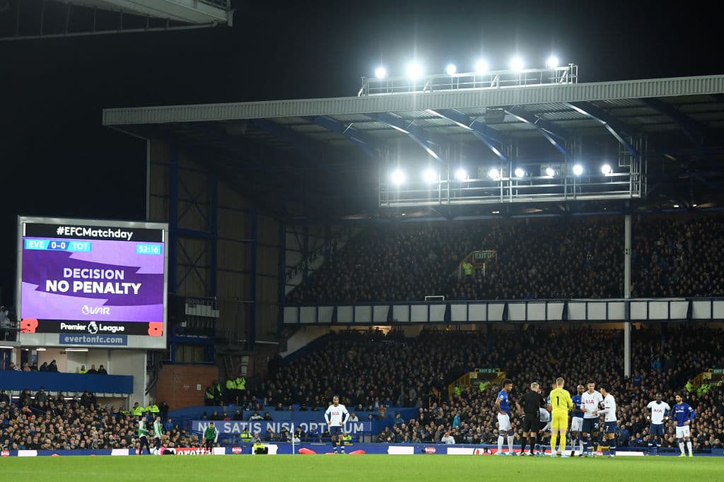 Jugada polémica que tiene que ser vista en el VAR; no hay penalti.