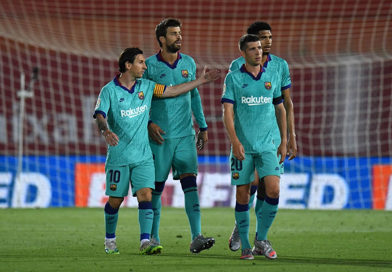 Al medio tiempo el FC Barcelona ganaba 0-2 el encuentro y Lio se fue caminando tranquilo y feliz junto a sus compañeros.