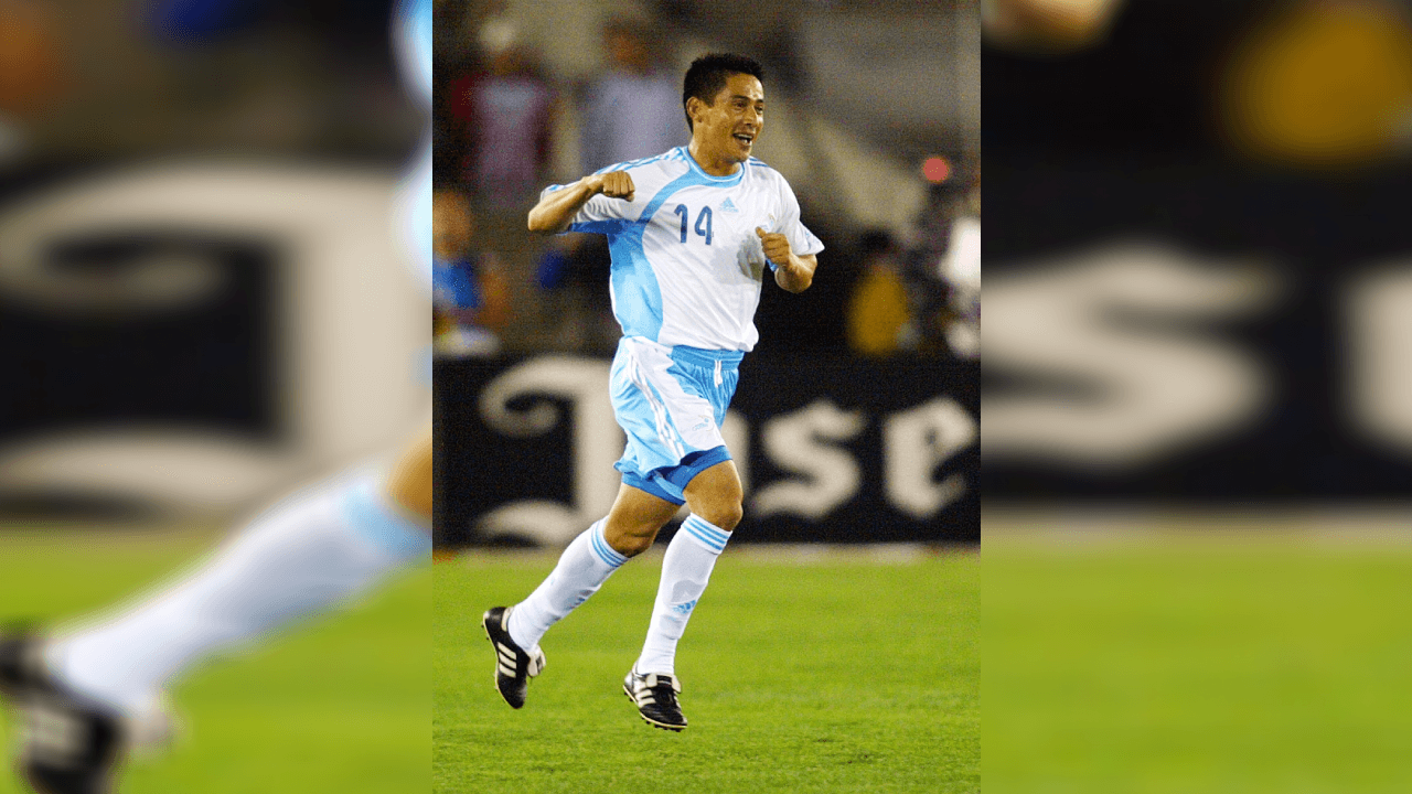 Rigoberto Gómez ya había puesto a Guatemala un gol arriba; Memo Ochoa no logró contener la anotación.