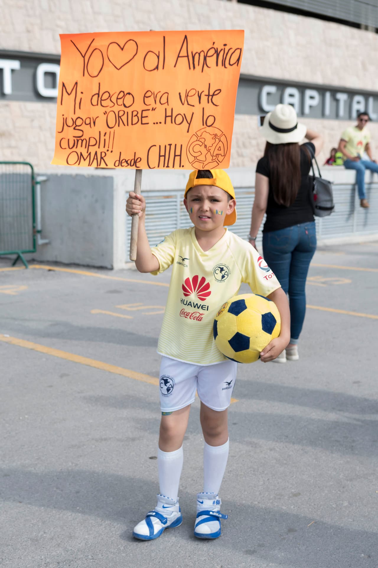 Los aficionados americanistas no se quedan atrás. Este niño muestra su felicidad por ver jugar a su máximo ídolo.
