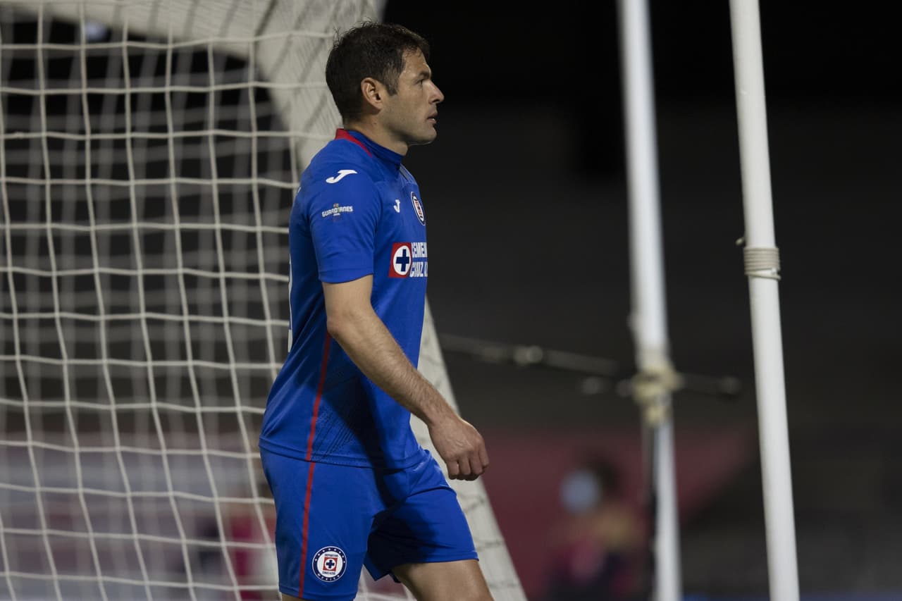 Jugadores del deportivo Cruz Azul se lamentan luego de ser el primer equipo que es eliminado luego de una haber obtenido una asombrosa ventaja de 4-0 en la ida de las semifinales.