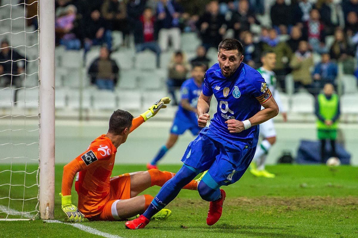 Pero en el tiempo añadido (90'+2), Héctor Herrera marcó el 1-1 final, su primer gol en la temporada de la Liga de Portugal y con cuatro en todas las competencias de la campaña 2018-2019.