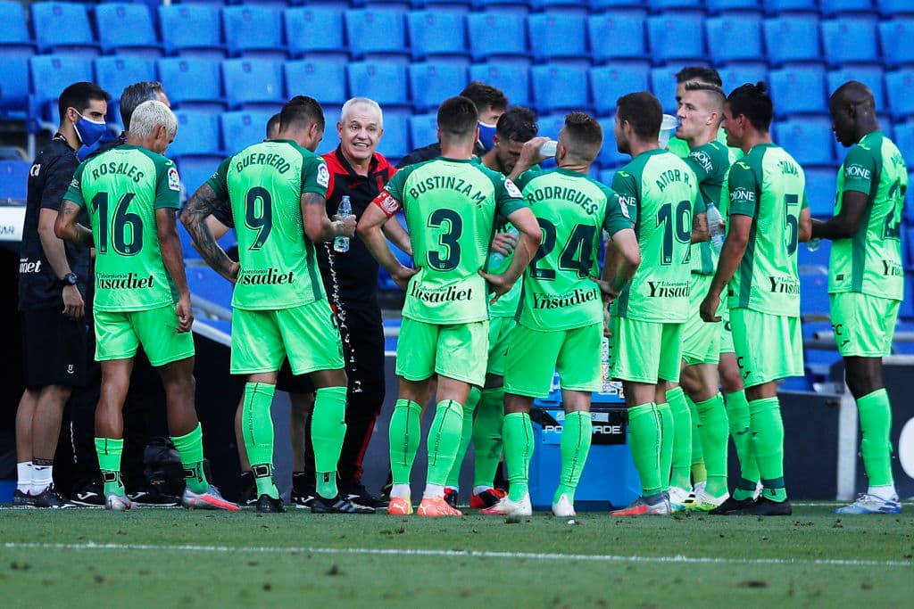 Como lo acostumbra, Javier Aguirre aprovecha el tiempo de hidratación para darle algunas especificaciones a sus pupilos.